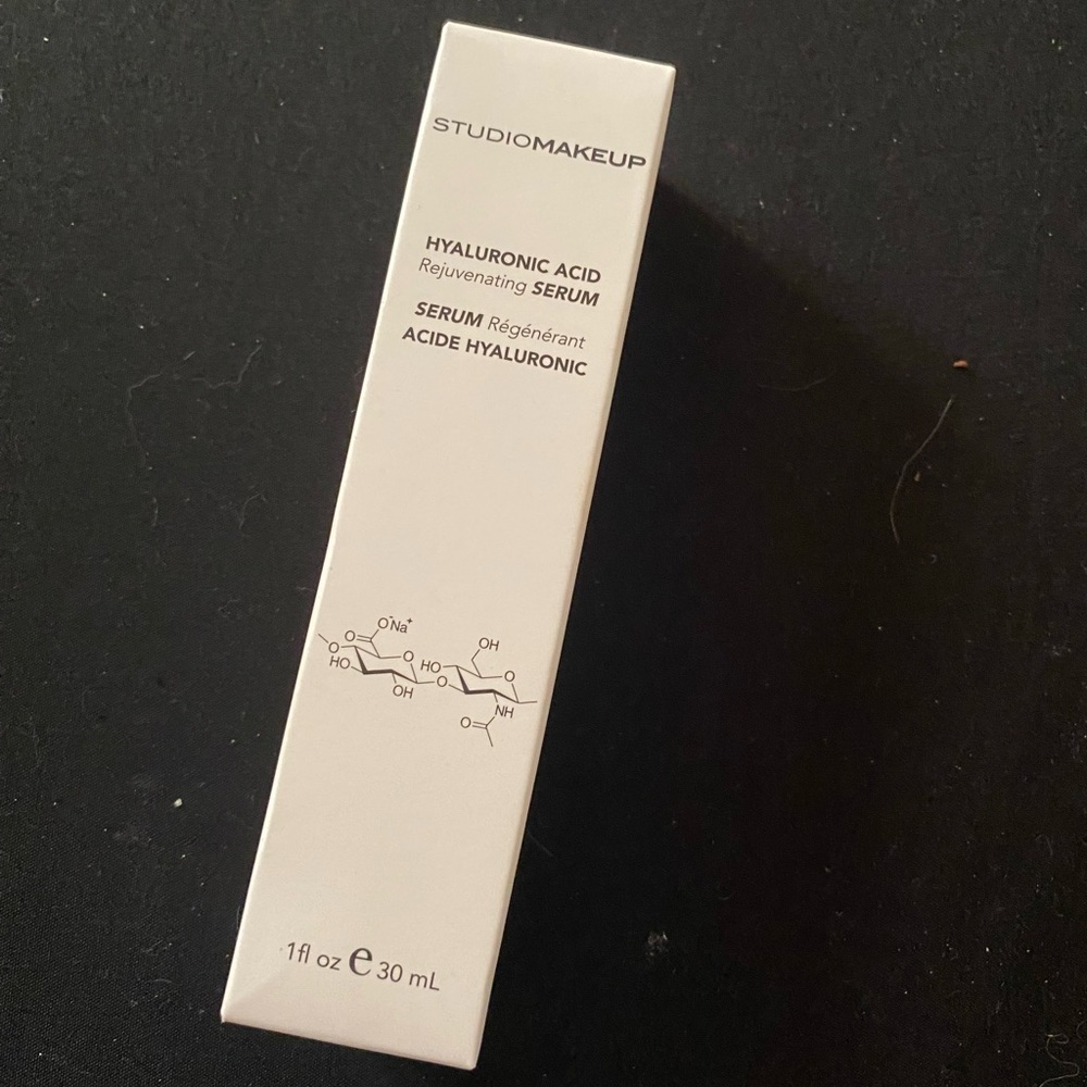 HYALURONIC ACID
Rejuvenating SERUM